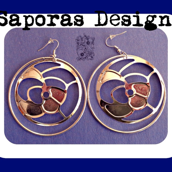 Saporas Designs Jewelry - Silver Tone Round Flower Design Dangle Earrings